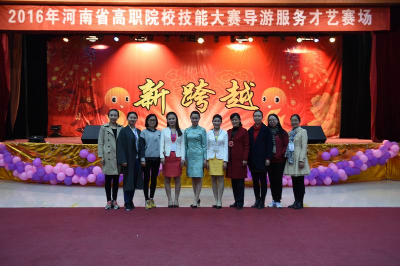 获奖员工和指导老师合影