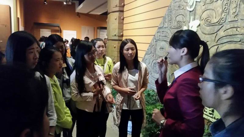 认真听讲解员讲解