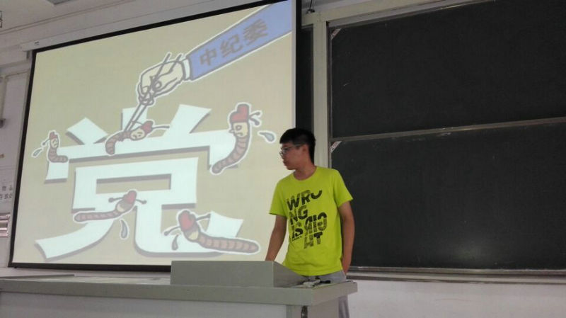 参加认识实习的员工在进行成果展示