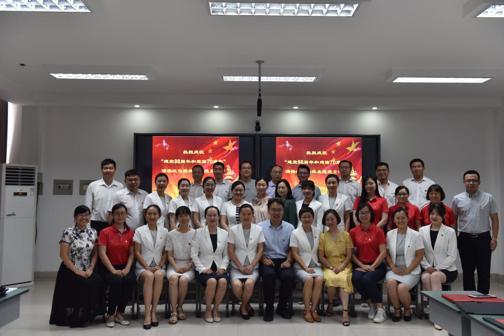 参加经典诵读活动的党员合影