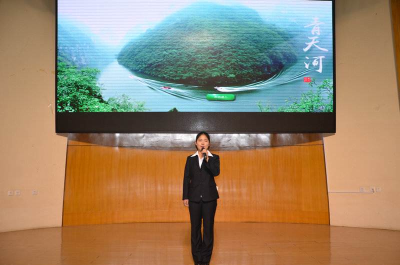 参赛选手在导游词讲解比赛中