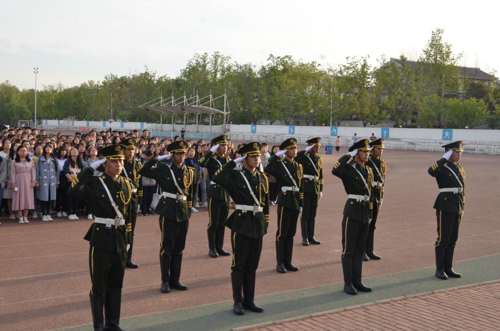 全体师生行注目礼