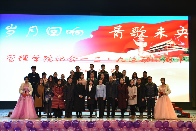 嘉宾、评委和获奖班级代表合影