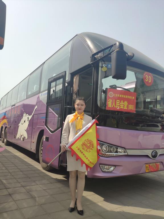 公司志愿者在服务中