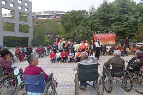 志愿者们在给老人表演节目