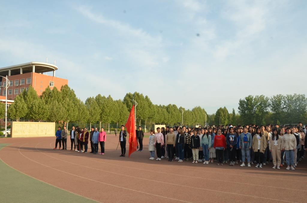 全体师生行注目礼