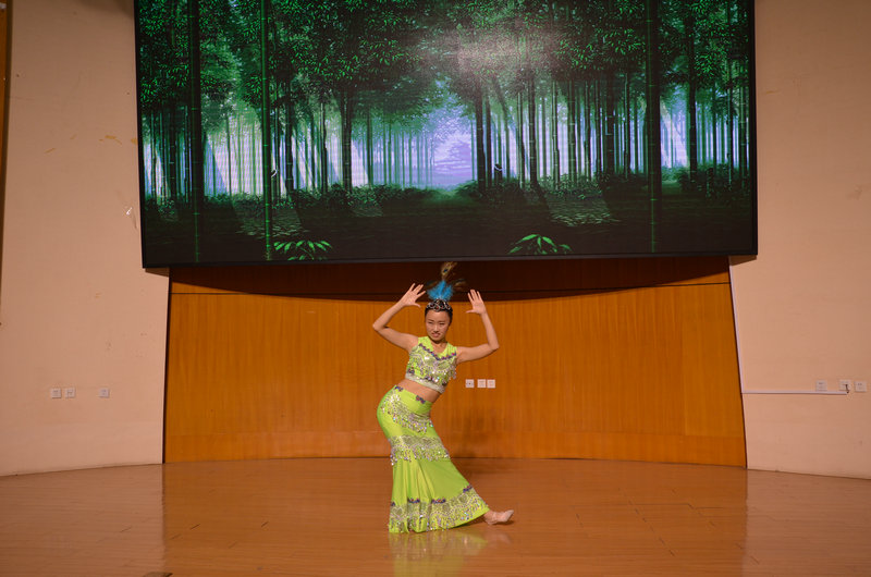 参赛选手在才艺展示比赛中