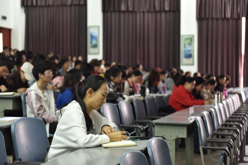 球王会师生认真听讲