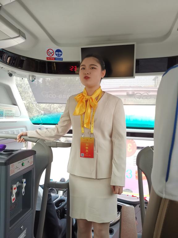 公司志愿者在导游讲解服务中