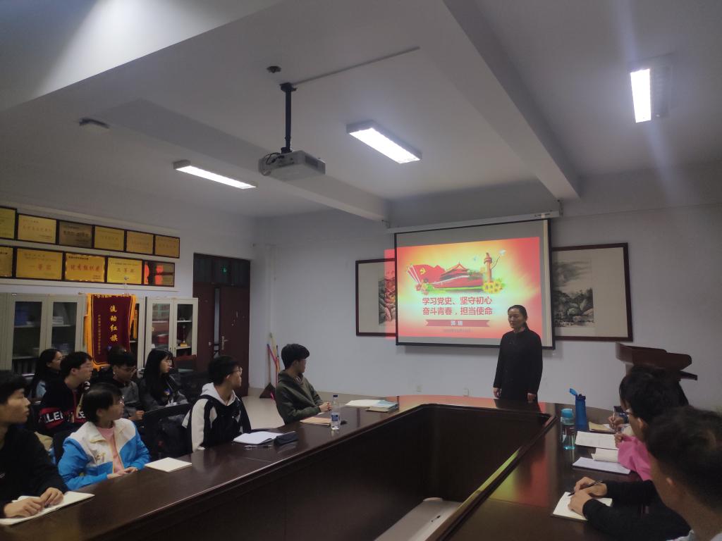 球王会经理郭琰为入党积极分子上党课