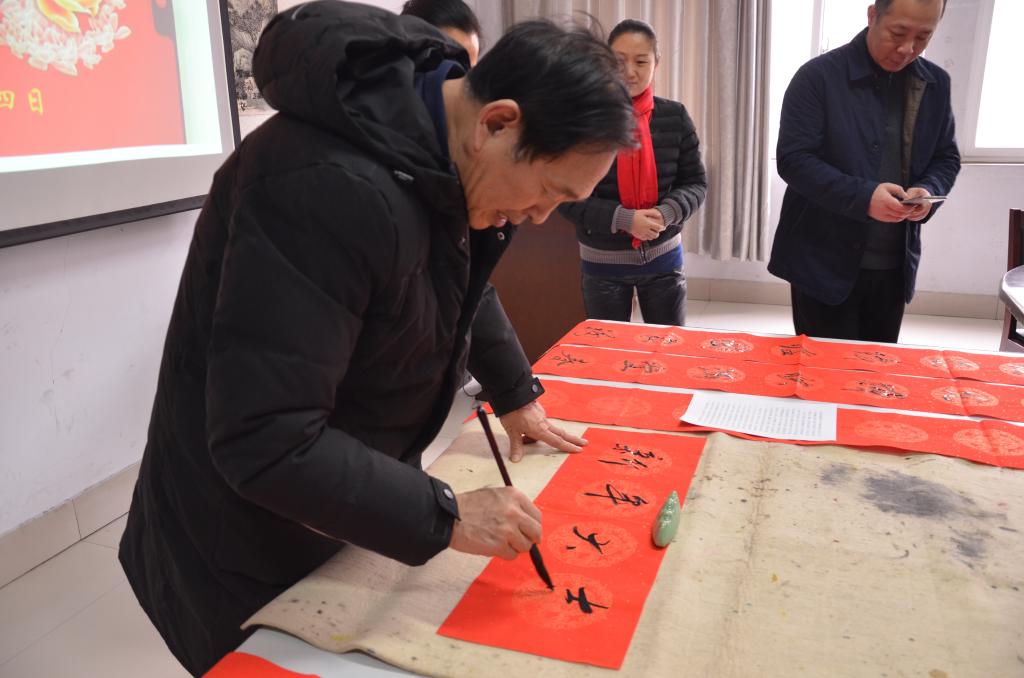 中州大学书画研究院周长根经理挥毫泼墨