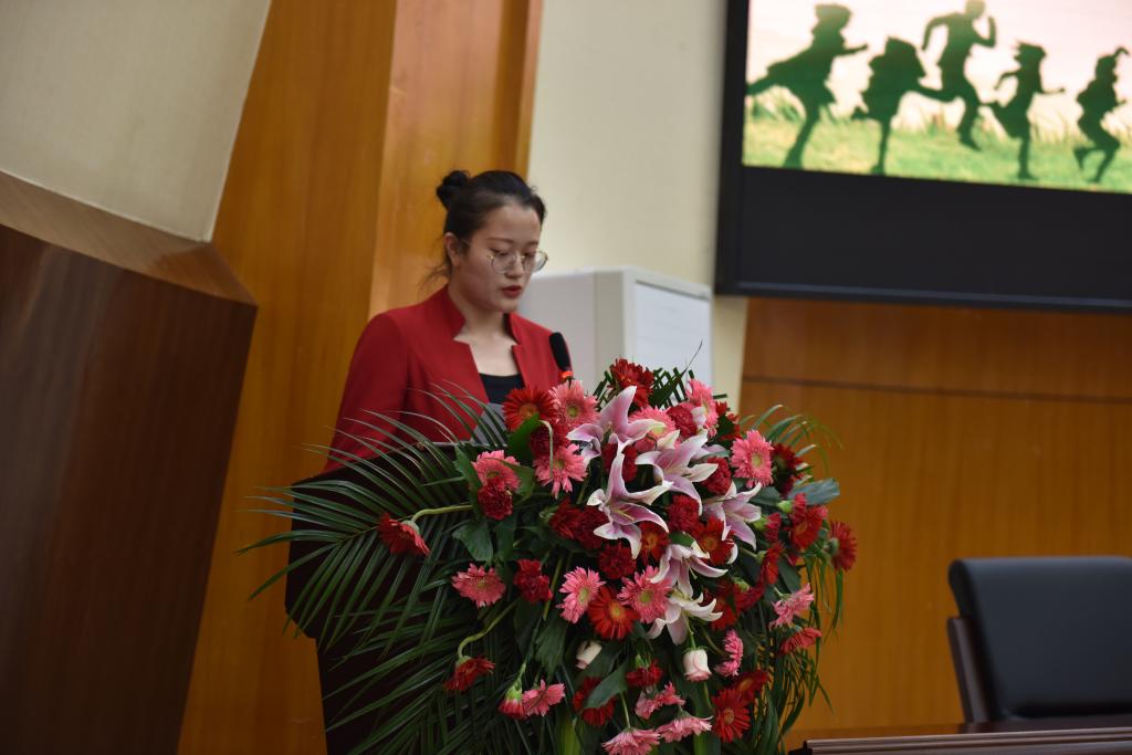 毕业生代表2016级旅游管理员工李雨珂发言