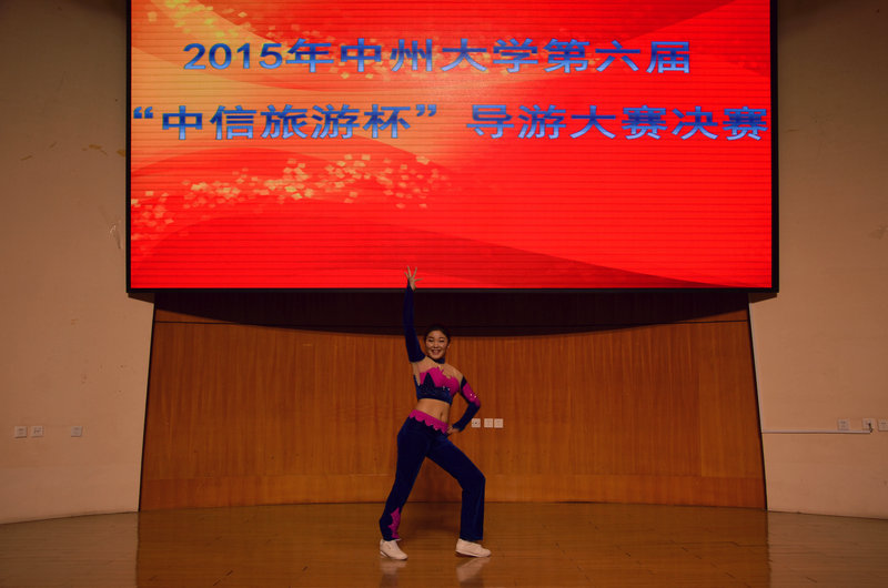 比赛一等奖获得者孙彤彤在才艺展示比赛中