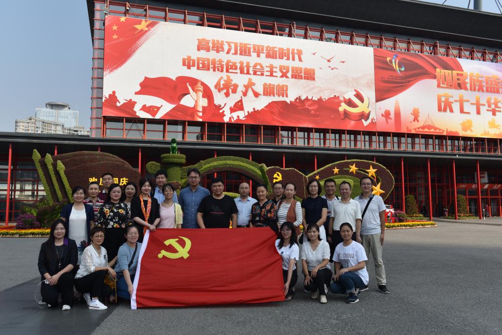 教工党员合影留念