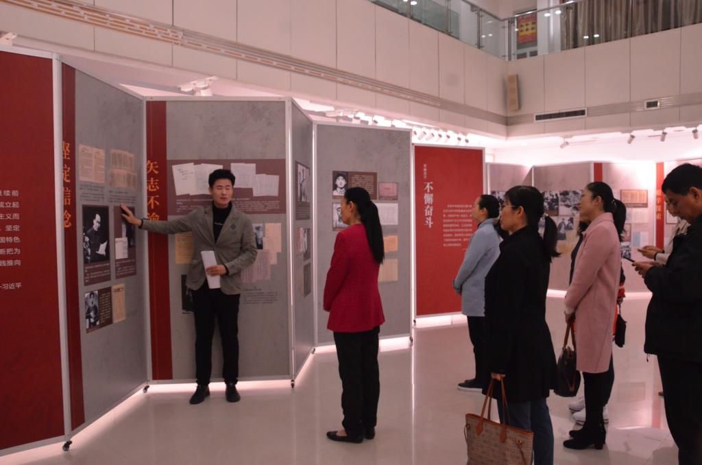 教师们认真聆听讲解